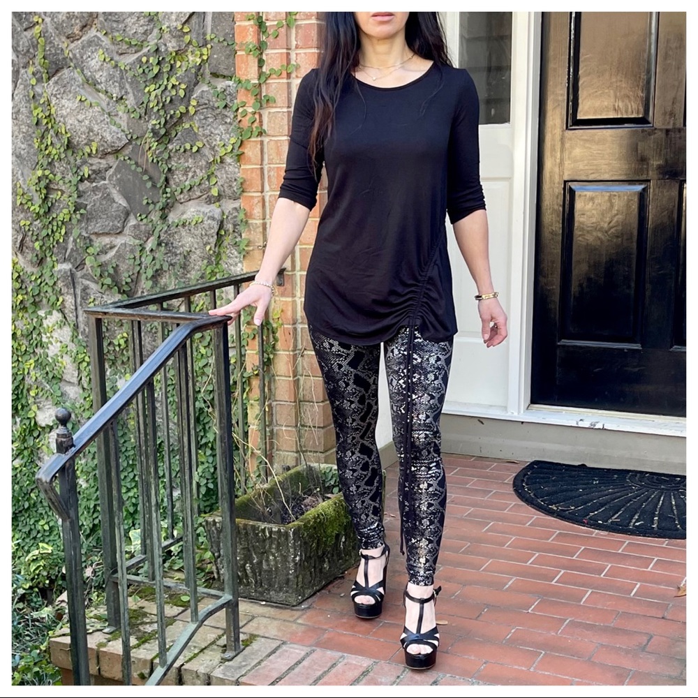 Black snakeskin print best fitting leggings - Picture 2 of 8